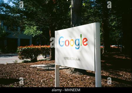 Segno con logo in ingresso al Googleplex, la Silicon Valley sede del motore di ricerca e tecnologia società Google Inc di Mountain View, California, 14 aprile 2018. () Foto Stock