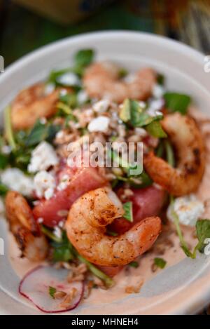 Anguria e appena pescate (Golfo del Messico) insalata di gamberetti servito in una ciotola al golfo ristorante, Orange Beach, Alabama. Foto Stock