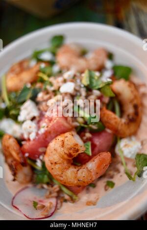 Anguria e appena pescate (Golfo del Messico) insalata di gamberetti servito in una ciotola al golfo ristorante, Orange Beach, Alabama. Foto Stock