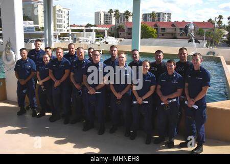 Nicola, delfini presso Clearwater Marine Aquarium, salti dietro la Stazione della Guardia Costiera sabbia crewmemberst chiave all'acquario in Clearwater, Florida, Martedì, 24 aprile 2018, 24 aprile 2018. Mentre all'acquario, la Guardia Costiera ha partecipato il suo equipaggio in marine wildlife rescue formazione e imparato le best practice quando si incontrano malati o feriti animali marini come i delfini, i lamantini e le tartarughe di mare. (U.S. Coast Guard foto di Sottufficiali di seconda classe Ashley J. Johnson). () Foto Stock