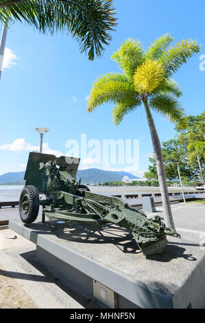 25 Pounder pistola di artiglieria usati nella seconda guerra mondiale visualizzato sulla Cairns Esplanade, estremo Nord Queensland, FNQ, QLD, Australia Foto Stock