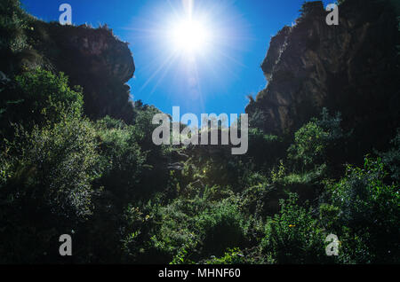 Il sole che splende attraverso le rocce in Ayacucho - Perù Foto Stock