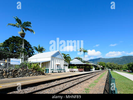 Acqua dolce stazione ferroviaria è il punto di partenza del famoso Kuranda Scenic Railway ride, estremo Nord Queensland, FNQ, QLD, Australia Foto Stock