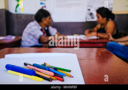 Colori e matite colorate e donna sfondo nella scuola Foto Stock