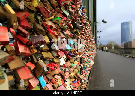 Amore i lucchetti sul ponte di Hohenzollern in colonia, Nordrhein-Westfalen e, Germania. Foto Stock