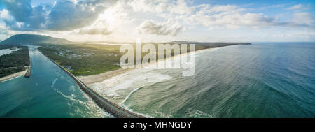 Panoramica aerea di North Haven spiaggia e ingresso di Camden. NSW, Australia Foto Stock