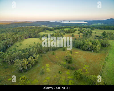 Vista aerea della zona rurale e Myall lago al tramonto. Topi Topi, Nuovo Galles del Sud, Australia
