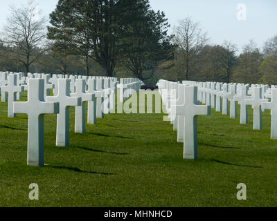 File di croci bianche da sbarco in Normandia al Les Braves Omaha Beach Memorial, a Saint-Laurent-sur-Mer, Francia Foto Stock