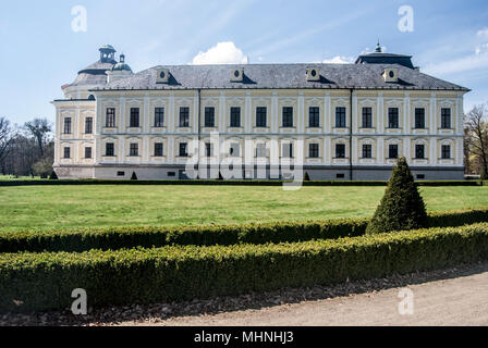 Kravare barocco castello vicino a Opava città in Repubblica Ceca durante la bella giornata di primavera con il blu del cielo e solo poche nuvole Foto Stock