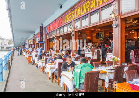 Istanbul, Turchia-9Ottobre 2011: persone mangiare nei ristoranti sotto il ponte. Questi sono luoghi popolari per il pranzo e la cena. Foto Stock