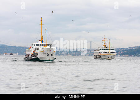 Istanbul, Turchia-9Ottobre 2011: traghetti sul Bosforo. Ci sono molti traghetti che collegano i diversi settori, Foto Stock