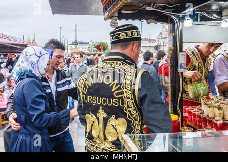 Istanbul, Turchia-9Ottobre 2011: Bevande in stallo di servire il cliente. Ci sono molti cibi e bevande si ferma nella zona del porto, Foto Stock