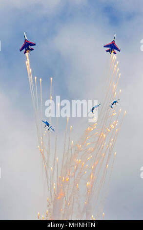 Kubinka, Regione di Mosca, Russia - 21 maggio 2016: Aerobatic Team mostra dimostrazione di volo a Kubinka. Foto Stock