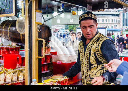 Istanbul, Turchia-9Ottobre 2011: Bevande in stallo di servire il cliente. Ci sono molti cibi e bevande si ferma nella zona del porto, Foto Stock