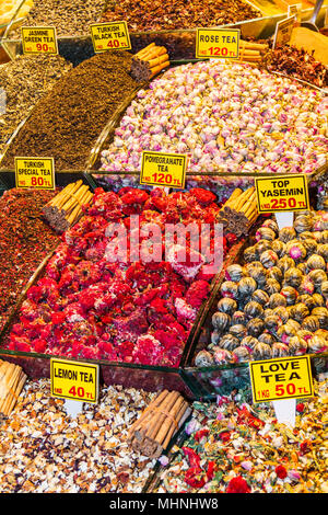 Istanbul, Turchia-9Ottobre 2011: infusioni per la vendita, stallo del mercato e il Bazar delle Spezie. Il mercato è una famosa area coperta. Foto Stock