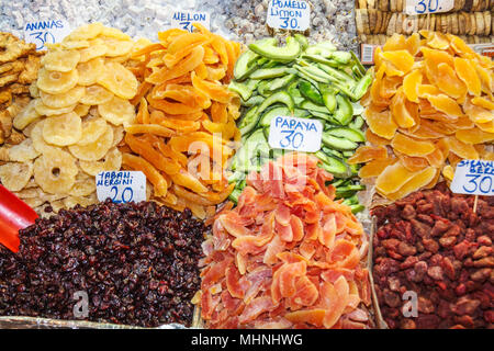 Istanbul, Turchia-9Ottobre 2011: infusioni per la vendita, stallo del mercato e il Bazar delle Spezie. Il mercato è una famosa area coperta. Foto Stock