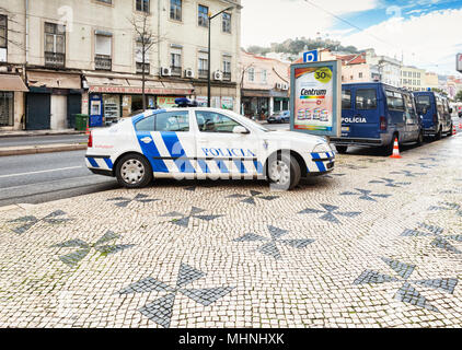 27 Febbraio 2018: Lisbona, Portogallo - auto della polizia e dei furgoni in Avenida Almirante Reis, tipici anche pavimentazione portoghese. Foto Stock