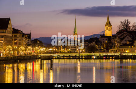 Zurigo sulle rive del fiume Limmat a sera d'inverno Foto Stock