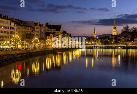 Zurigo sulle rive del fiume Limmat a sera d'inverno Foto Stock