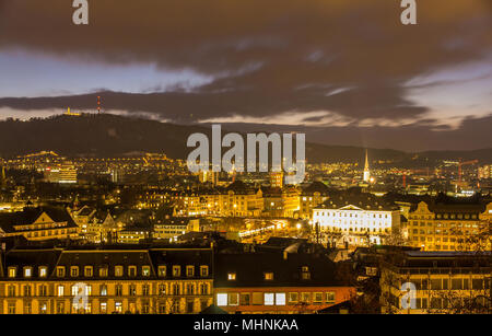 Vista notturna del centro di Zurigo - Svizzera Foto Stock