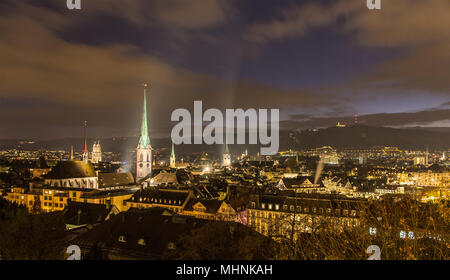 Vista notturna del centro di Zurigo - Svizzera Foto Stock