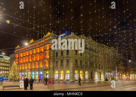 Paradeplatz e Bahnhofstrasse di Zurigo decorato per il Natale Foto Stock