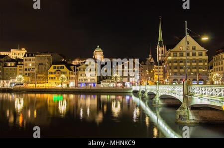 Città vecchia di Zurigo di notte - Svizzera Foto Stock