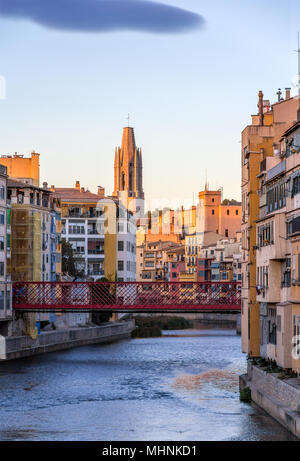 Cattedrale di Girona con Eiffel ponte sul fiume Onyar - Spagna Foto Stock