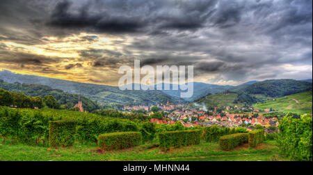Vista di Andlau villaggio in montagne Vosges - Alsazia, Francia Foto Stock
