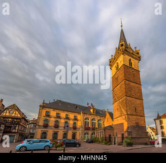 Torre di avvistamento e city hotel di Obernai - Alsazia, Francia Foto Stock