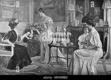 Tea - una riproduzione di un dipinto originale di Henry Tenre mostra cinque signore in un salotto smart partecipando di tè. Data: 1907 Foto Stock