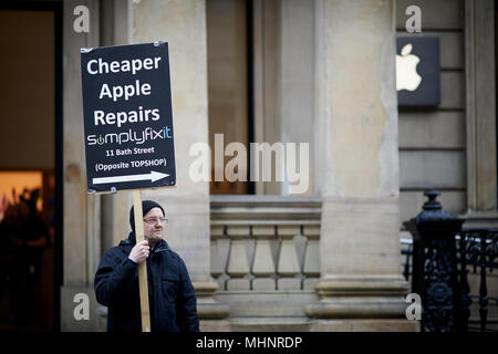 Glasgow in Scozia, guancia al di fuori del negozio Apple Store Foto Stock