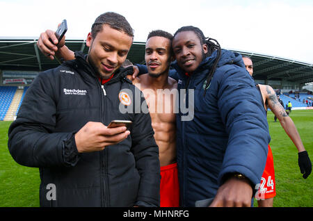 Wycombe Wanderers' Curtis Thompson (sinistra), Paris Cowan-Hall (centro) e Tafari Moore celebrare la promozione al campionato uno Foto Stock