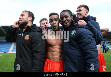 Wycombe Wanderers' Curtis Thompson (sinistra), Paris Cowan-Hall (centro) e Tafari Moore celebrare la promozione al campionato uno Foto Stock