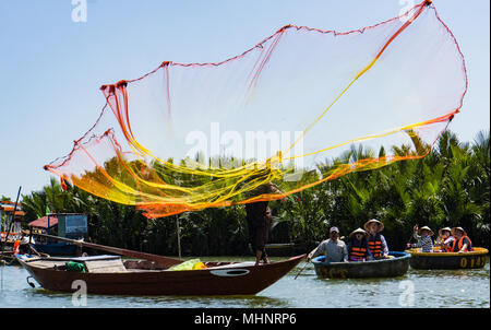 Fisherman gettando il suo netto sul fiume Foto Stock