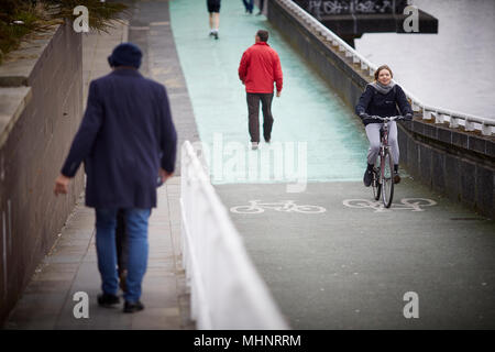 Glasgow in Scozia, pista ciclabile lungo il fiume Clyde Foto Stock