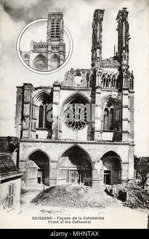 WW1 - Francia - Soissons - il fronte danneggiato della Cattedrale Foto Stock