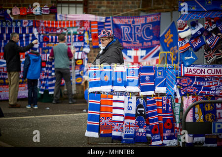 Glasgow in Scozia, Rangers FC street commerciante vende sciarpe e merchandise nelle vicinanze del Ibrox Foto Stock