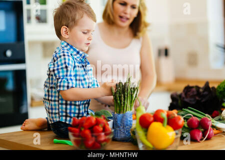 La madre e il bambino a preparare il pranzo Foto Stock