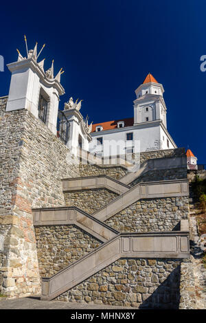 Scale che portano al castello di Bratislava - Slovacchia Foto Stock