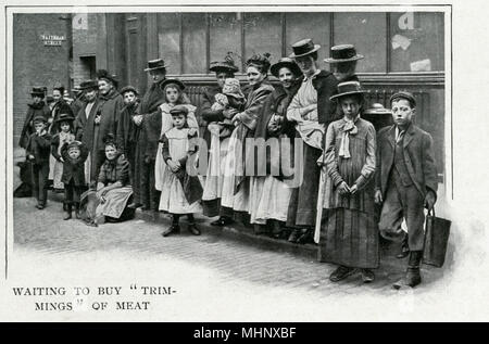 Wating per comprare rifili di carne e pesce a Londra 1903 Foto Stock