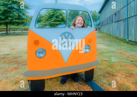 La donna gode di foto op, Bus VW mock up, Deja Vu Vintage, Wellbrook Cantina, Delta, British Columbia, Canada Foto Stock
