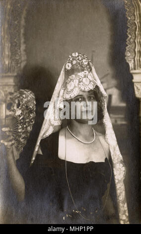 Giovane donna in una mantilla spagnola, con un ventilatore Foto Stock