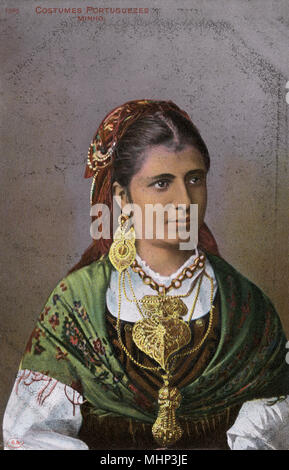 Giovane donna in costume tradizionale, Minho, Portogallo Foto Stock