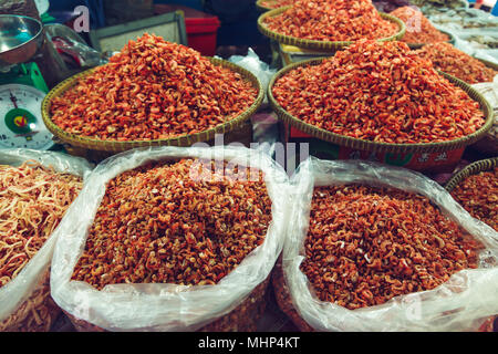 Gamberi secchi nel mercato del pesce. Kep, Cambogia. Messa a fuoco selettiva. Foto Stock