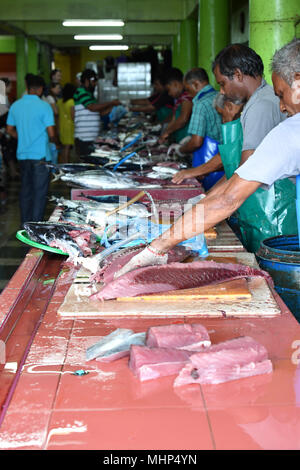 Maschio, Maldive - Marzo 4 2017 - persone che acquistano a isola capitale mercato del pesce Foto Stock