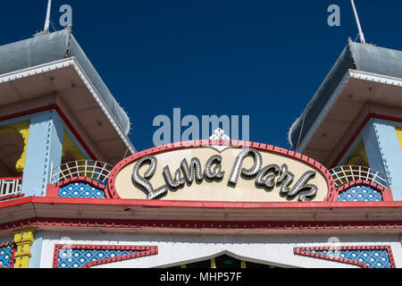 MELBOURNE, Australia - 16 agosto 2017 - Melbourne Luna Park è uno storico parco divertimenti aperto il 13 dicembre 1912 Foto Stock