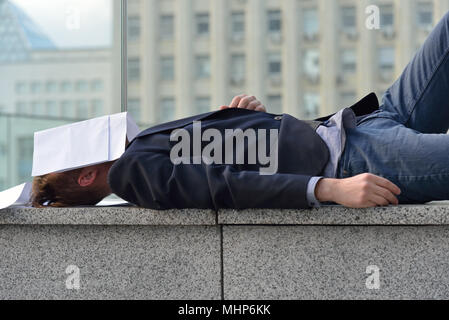 Dipendente licenziato dorme sulla strada Foto Stock