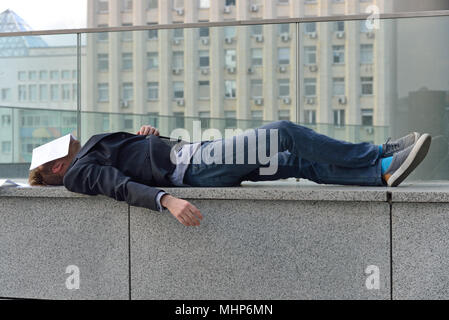 Dipendente licenziato dorme sulla strada Foto Stock