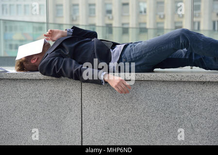 Dipendente licenziato dorme sulla strada Foto Stock